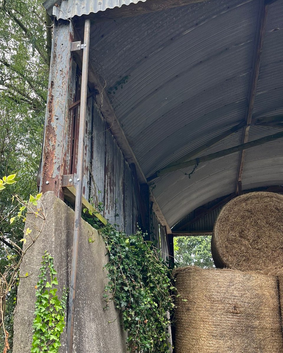 ClonmelCovers's tweet image. With a combination of Sloping walls and the pillars facing the wrong way , fitting an Easy-Fit windbreaker on this shed wasn't so easy , but not impossible , a little fabrication by the Customer  and it was job Done #Windbreakers #Farming #Farmlife