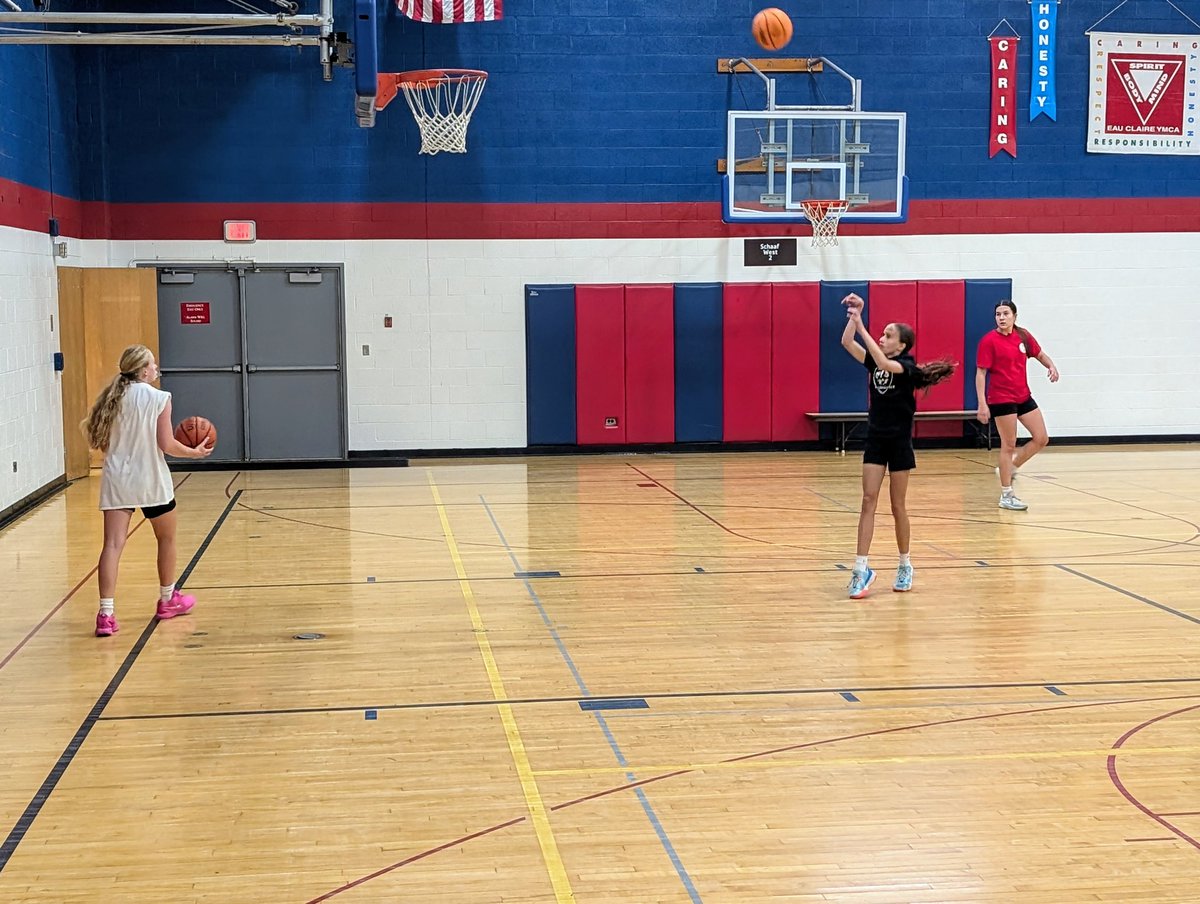 EvelynBast2029's tweet photo. Great to work out with you today @CooperEllamay and @GlenzAvery! Thanks! 🔥 🏀 @PGHWisconsin @JrAllStarWI https://t.co/7ZjZHoi5O5