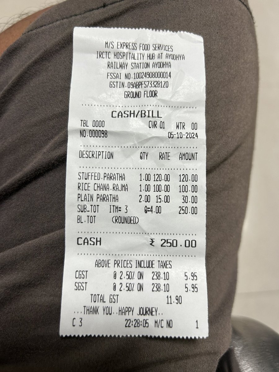 Blaster_vishal's tweet photo. Waist of money. Price restaurant wali High quality ke naam par kudha. Paisa free ka nhi hai jo Itni loote macha Rakhi hai #irctc #ayodhyajunction @IRCTCofficial  @IndianRailMedia https://t.co/pULC1S1EuE
