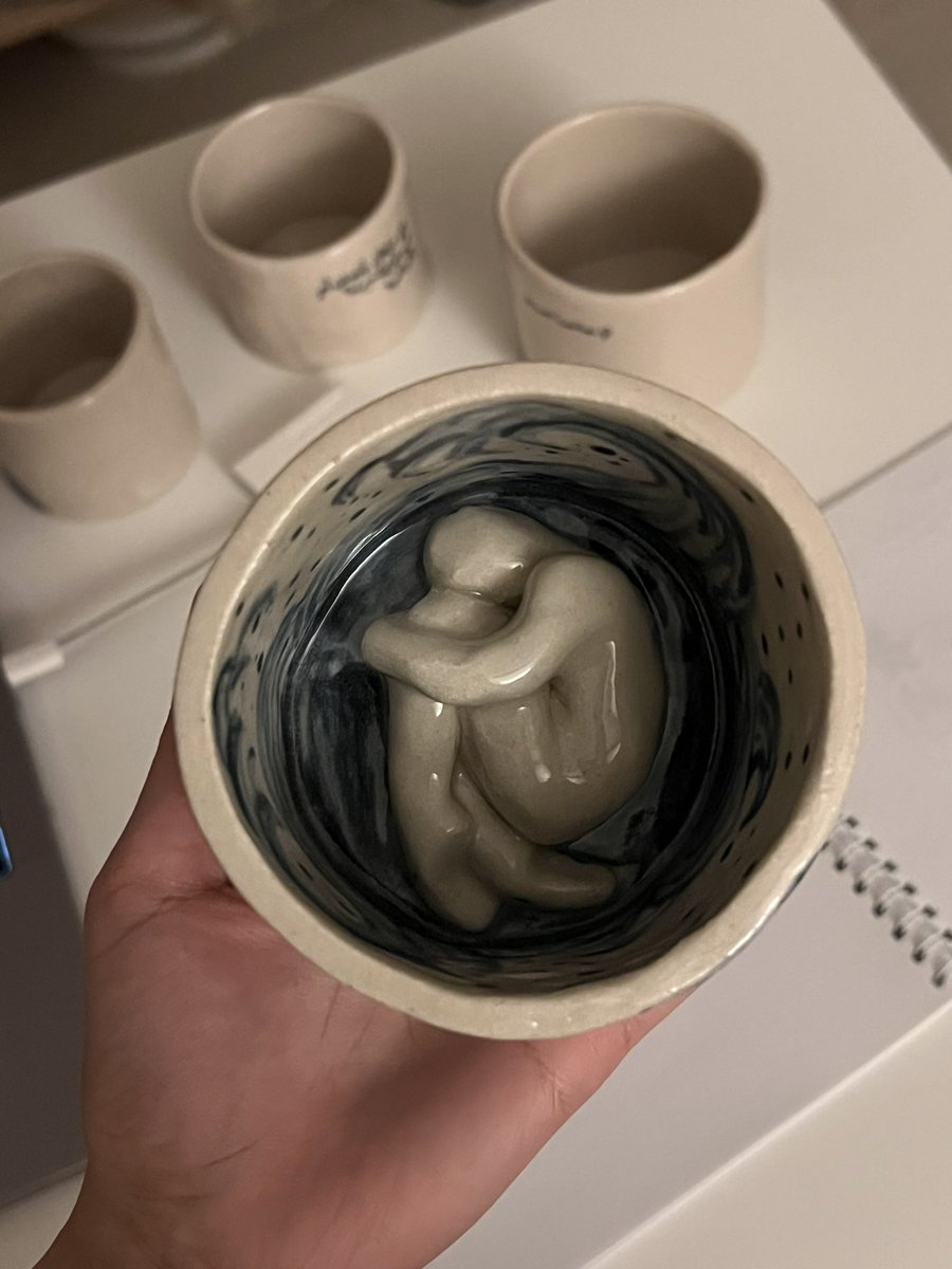 فكأنني موجٌ يلاطم نفسهُ.. البحرُ صدري والفؤادُ غريقُ