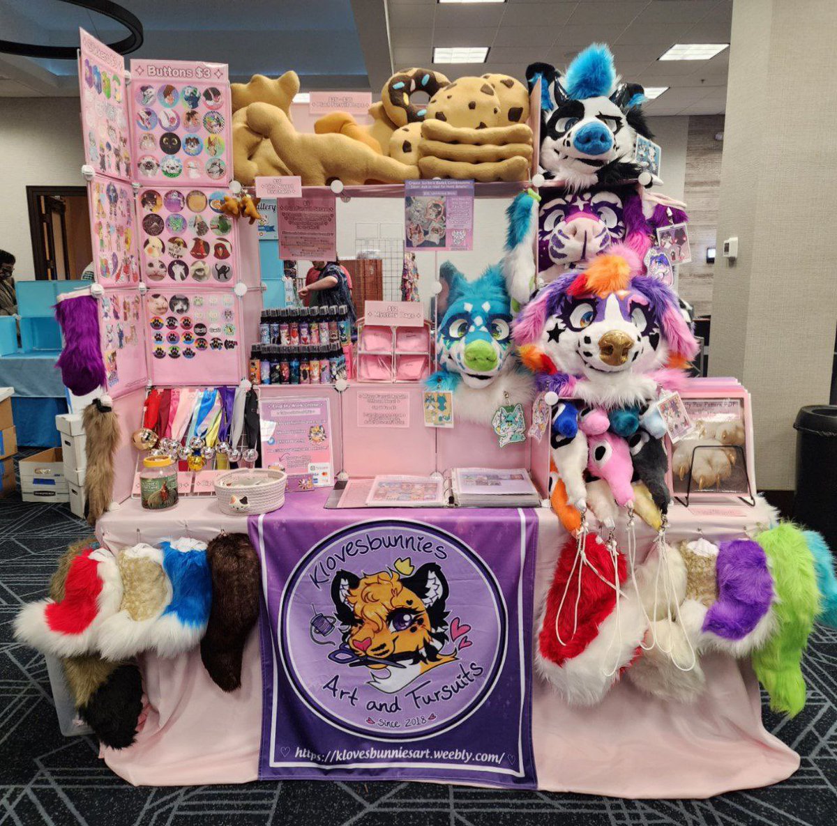 Next is <a href="/klovesbunnies/">🌈💖👑 Queen Bee 🐝💖🌈🔜CFF</a> who sells custom art, fursuit pre-mades and parts, plush props, buttons, lanyards, prints, fursuit sprays, stickers, animal ear headbands and more!

klovesbunniesart.weebly.com

x.com/klovesbunnies/…