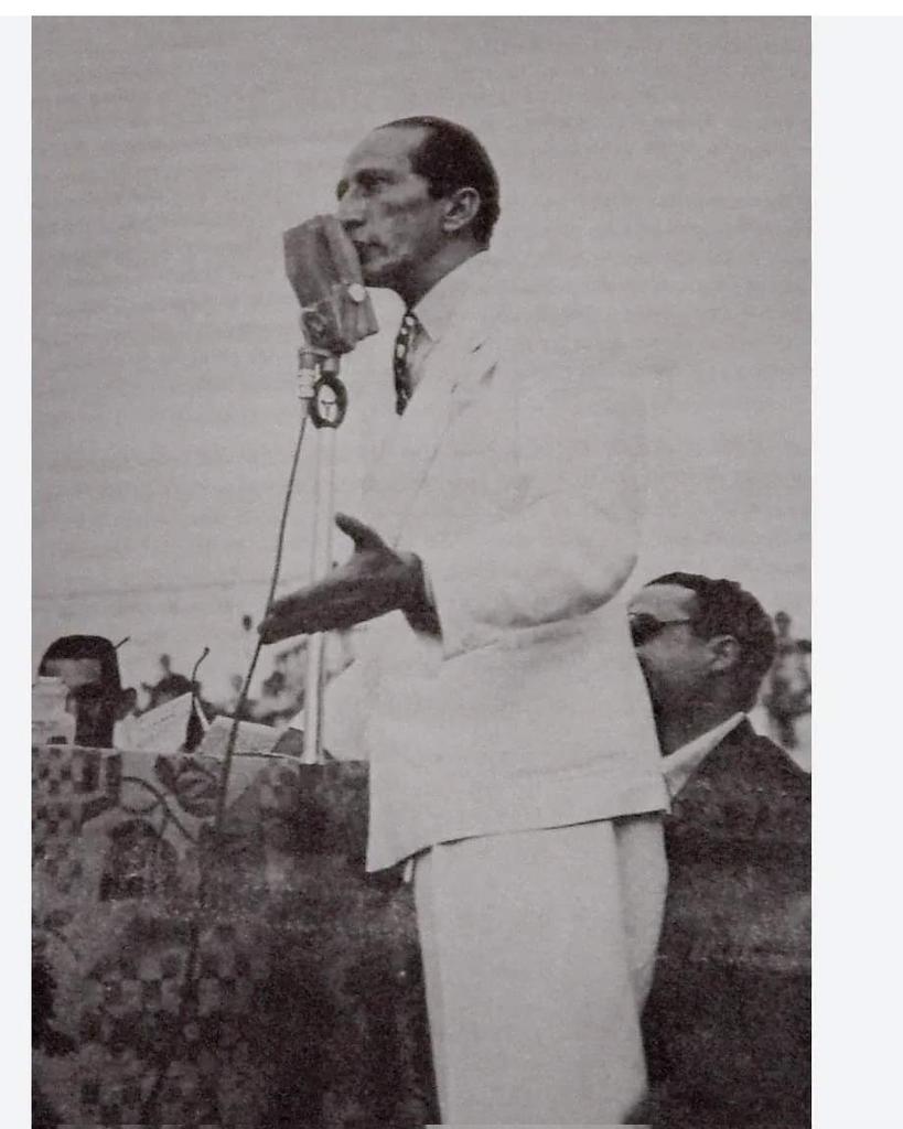 LOS HIJOS INFINITOS. "y cuando un niño grita, no sabemos
si lo nuestro es el grito o es el niño,
y si le sangran y se queja,
por el momento no sabríamos
si el ¡ay! es suyo o si la sangre es nuestra". Andrés Eloy Blanco