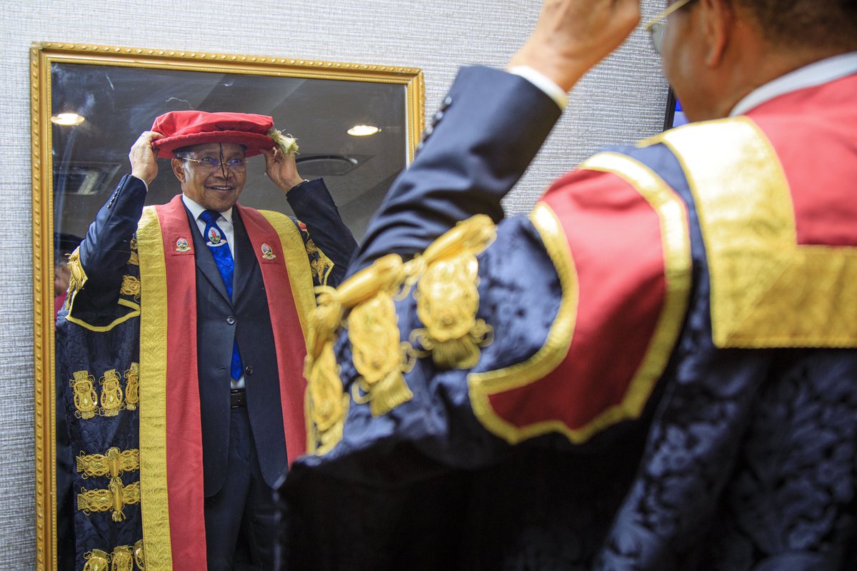 “Niko tayari kuwatunuku shahada wahitimu wa Mahafali ya 54 ya Chuo Kikuu cha Dar es Salaam Duru ya Tatu, leo tarehe 5 Oktoba 2024”, Mkuu wa Chuo Mhe. Dkt. Jakaya Mrisho Kikwete <a href="/jmkikwete/">Jakaya Kikwete</a>