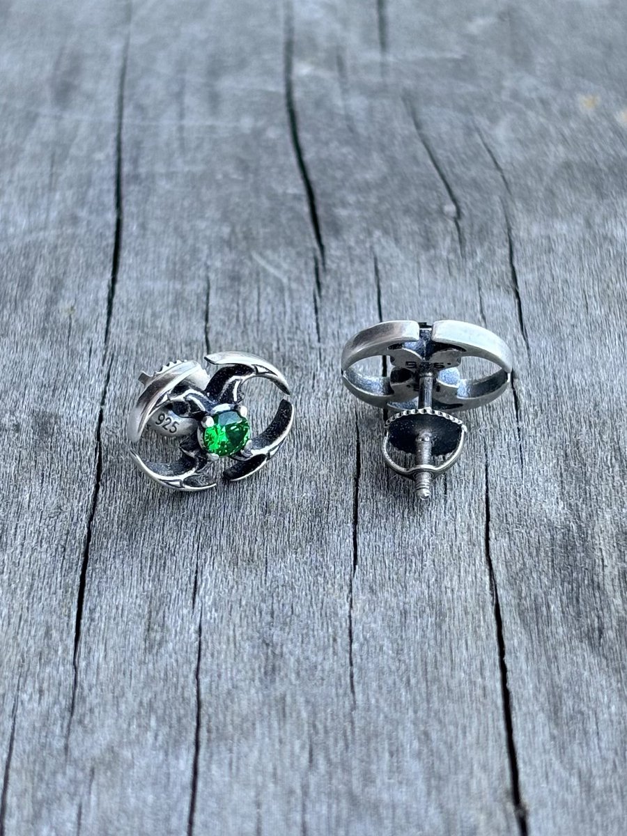 psylocke earrings

exclusive emerald green 🦠
limited to 20 pairs 🦎

sunday 10/6 at 12pm pst:
infernostudios.us