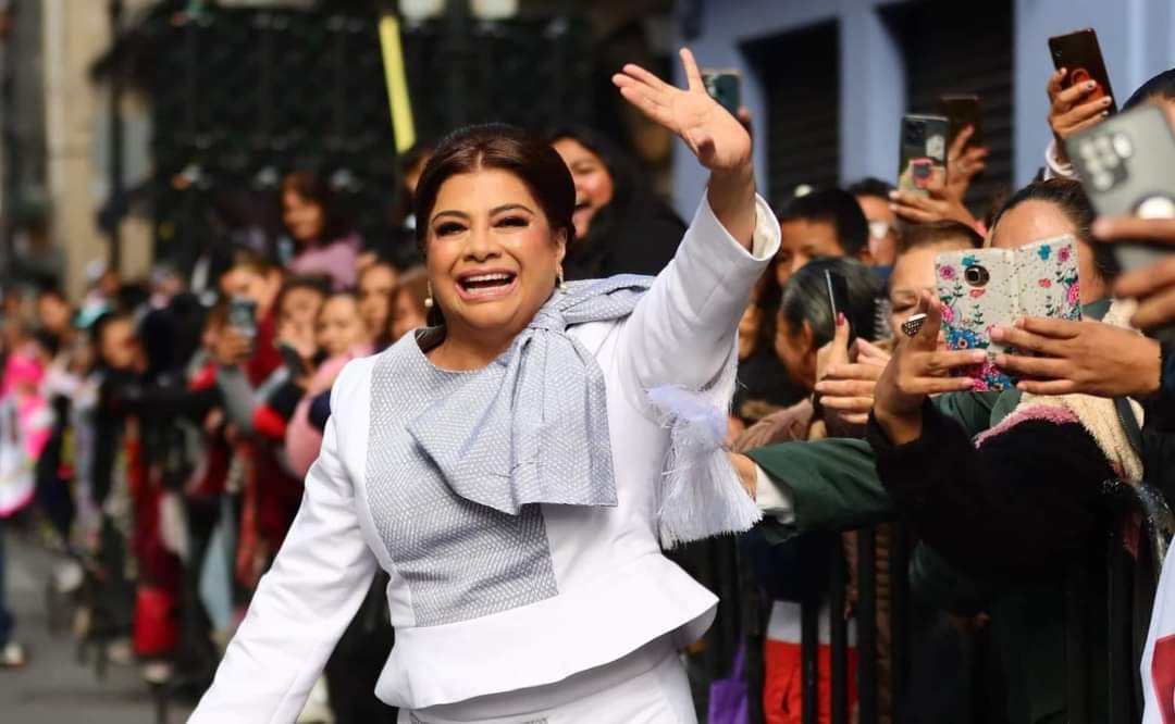AnaisBurgosH's tweet photo. Llegó nuestra querida @ClaraBrugadaM a gobernar la CDMX mujer #Transformadora 💜💜💜
Le deseamos todo el éxito y todo el amor en esta encomienda. https://t.co/geMHVZt4qa
