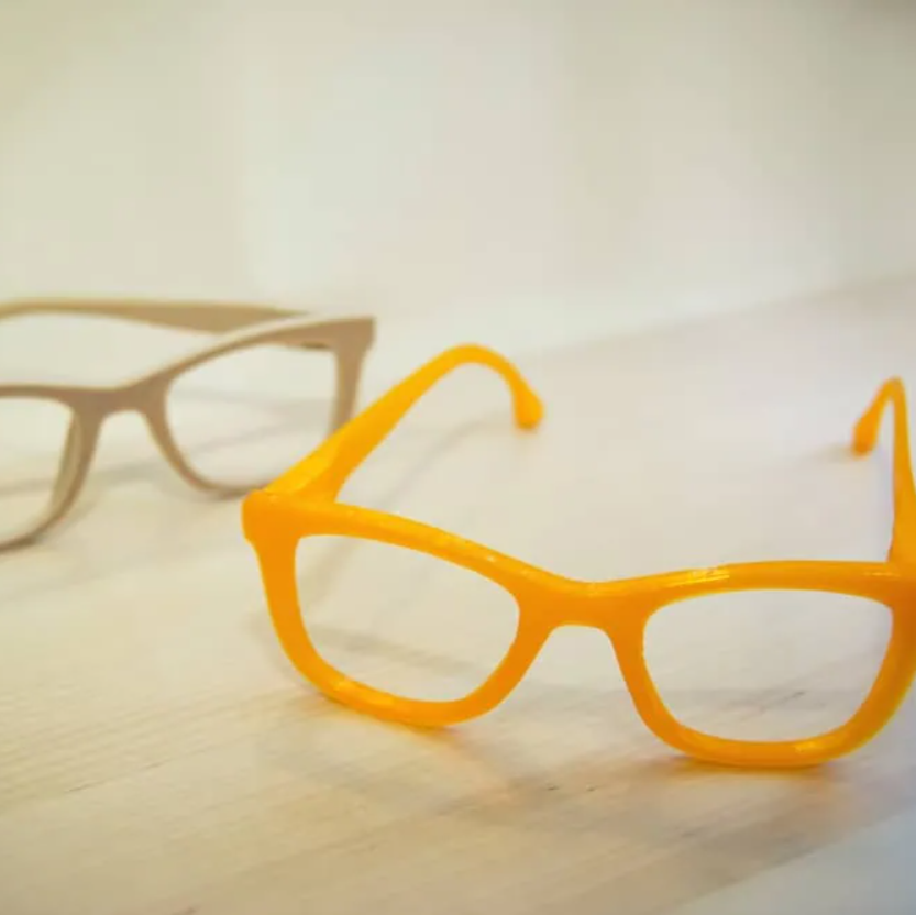 👓 Tailor-made #3Dprinted eyewear by Specsy combines #FashionTech and sustainability. Discover the future of #EyewearDesign. 🎨zurl.co/39ii