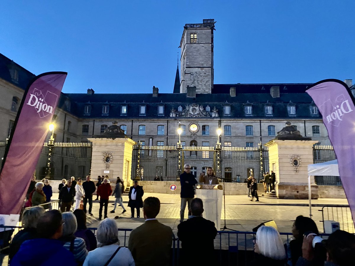 Depuis 2001, nous investissons pour sublimer notre centre-ville et faire rayonner Dijon, de la pietonisation de la place de la Libération à la place Bossuet il y a quelques jours. Une nouvelle étape aujourd’hui avec la mise en lumière de notre patrimoine sur l’axe Liberté.