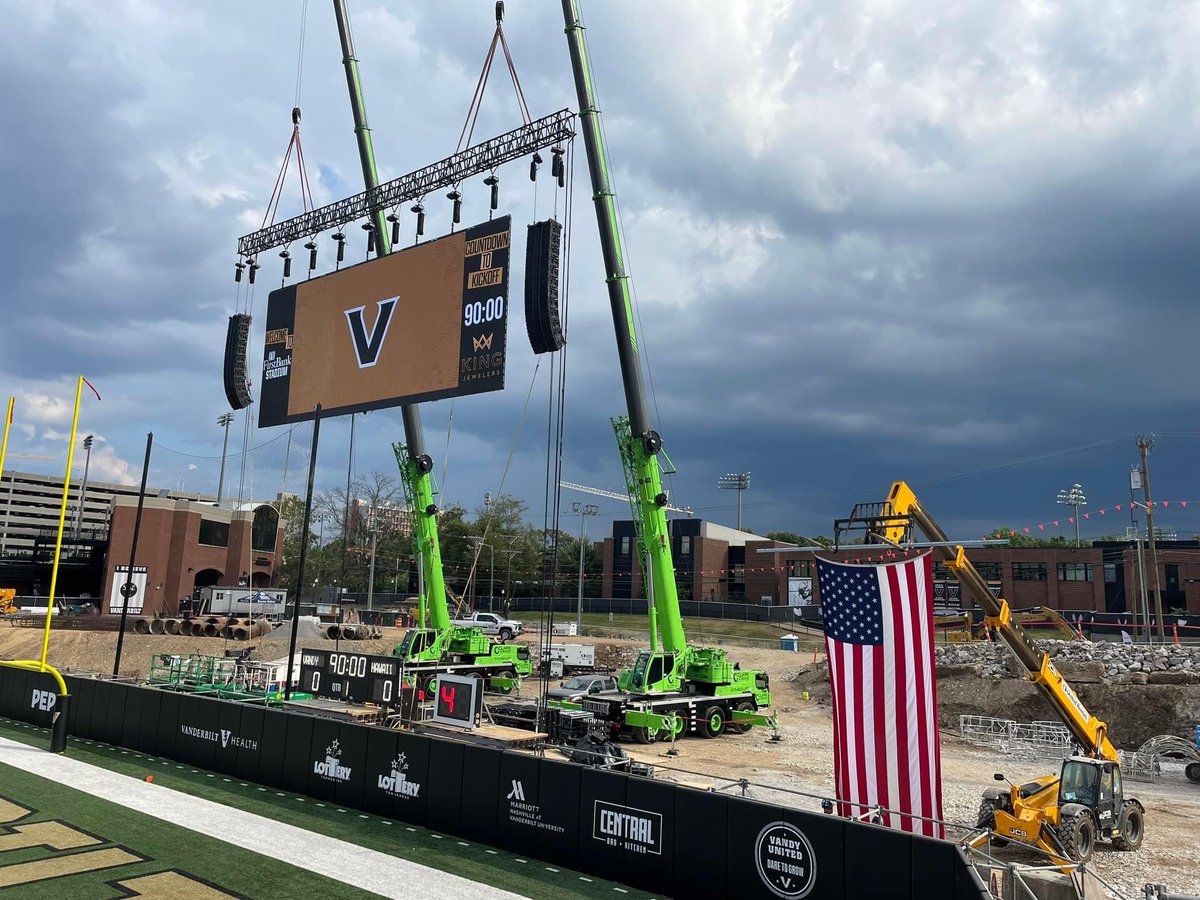 conwayvinny2's tweet photo. 🚨DISASTER IN NASHVILLE🚨: Sources are telling AllTide 247 that Vanderbilts scoreboard has reportedly fallen from the support cranes. Not sure if the game will be played today. https://t.co/0TwqWUJ4Hs