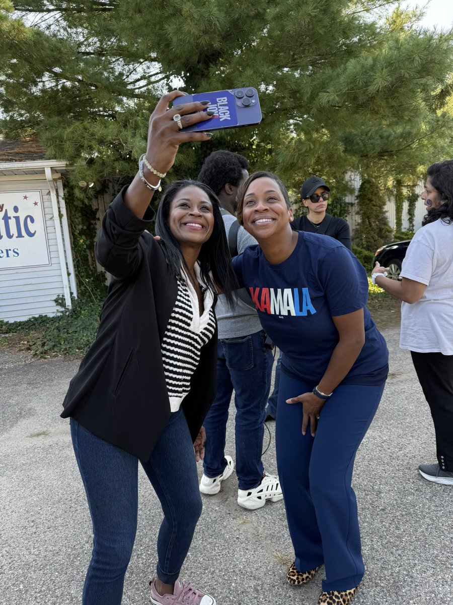 AJCampbellMA's tweet photo. Kalamazoo more like Kamala-zoo! 

31 days left and Michigan is fired up and ready to go! 🔥🔥🔥 https://t.co/Q9QyRK05LX