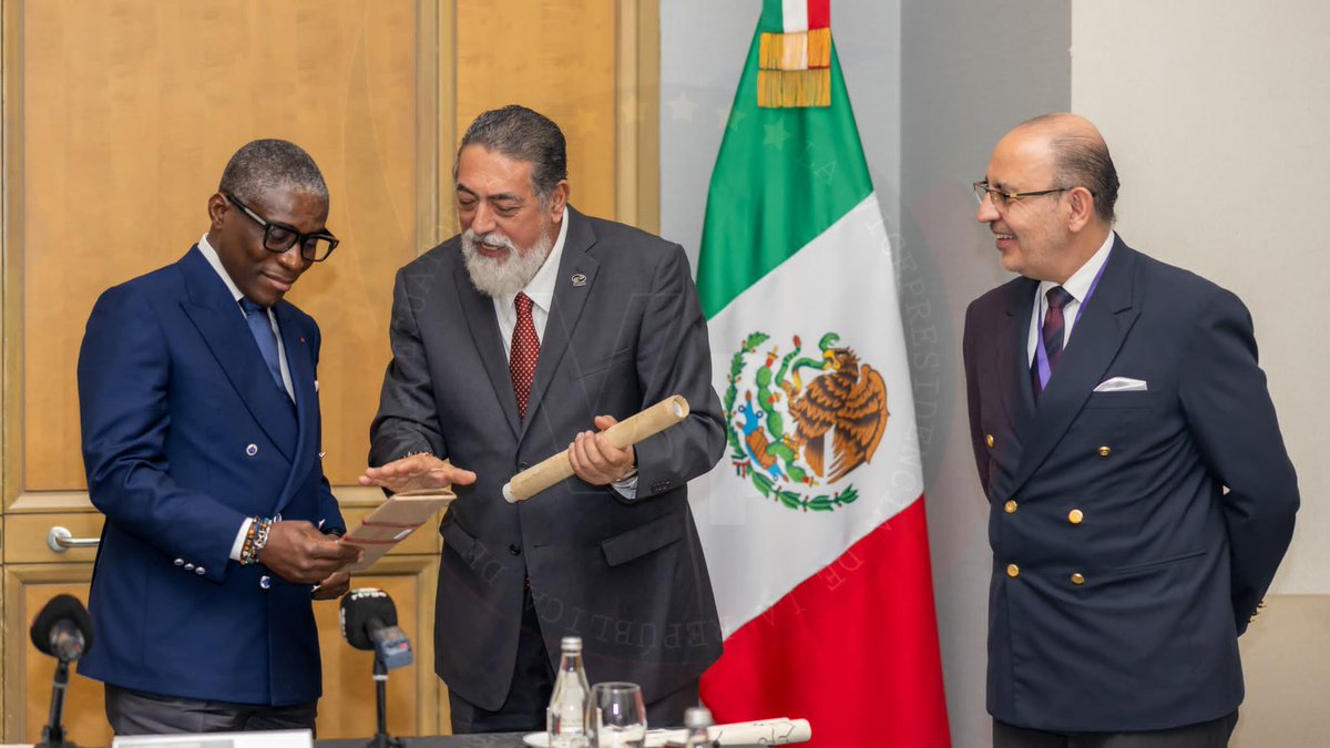CrisObamaO's tweet photo. Tras concluir su exitosa mision a México, el VP de 🇬🇶 @teonguema ha enviado un mensaje de reconocimiento al gobierno de @Claudiashein y pueblo mexicano por la acogida y la hospitalidad dispensadas y manifiesta su voluntad de reforzar las relaciones entre los dos paises hermanos. https://t.co/Gby3f4lXQp