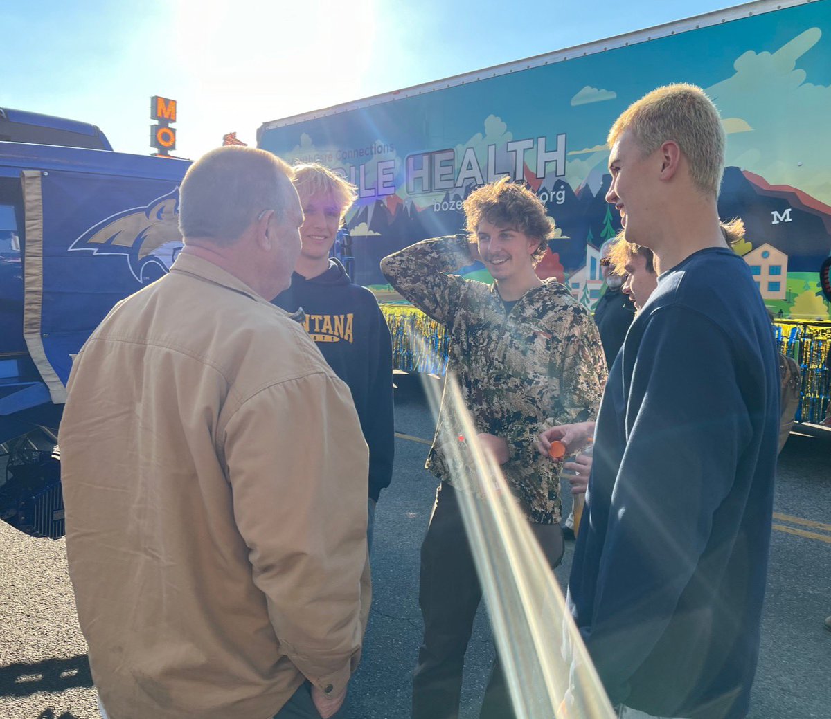 HannahRehm_'s tweet image. Following reporting that he's going to "extreme lengths" to dodge press, this morning Tim Sheehy skipped the MSU Homecoming Parade in Bozeman. He couldn't even be bothered to show up to his own float.

Guess who did show up? @jontester. #mtsen #mtpol
