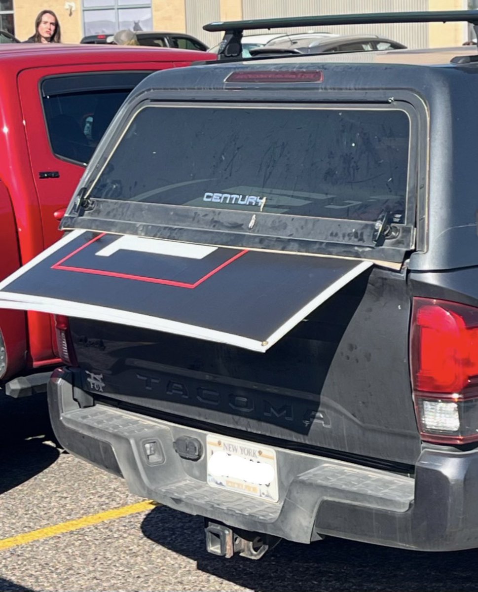 HannahRehm_'s tweet image. Following reporting that he's going to "extreme lengths" to dodge press, this morning Tim Sheehy skipped the MSU Homecoming Parade in Bozeman. He couldn't even be bothered to show up to his own float.

Guess who did show up? @jontester. #mtsen #mtpol