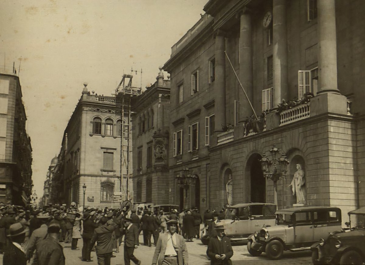14/04/1931. Barcelona. Plaça Sant Jaume. El moment en que Lluís Companys assumeix l’alcaldia de Barcelona i des del balcó de l’Ajuntament proclama la República.
Foto Brangulí
facebook.com/BarcelonaAnysT…