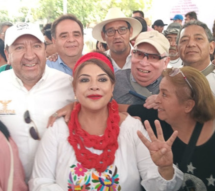 G_L_ABONZA's tweet photo. Hoy @ClaraBrugadaM rindió protesta como #JefaDeGobierno ante el congreso de la #CDMX con la presencia de nuestra #Presidenta 🇲🇽
@Claudiashein
¡Felicitaciones!  🥳

¡Viva Sheinbaum, Viva Brugada, Viva México! 🥳🎉🇲🇽🥳🎉🇲🇽🥳🎉🇲🇽

¡Sigamos haciendo historia! 🙋🏻‍♂️🇲🇽
#EsTiempoDeMujeres https://t.co/YQMzxuLXJq