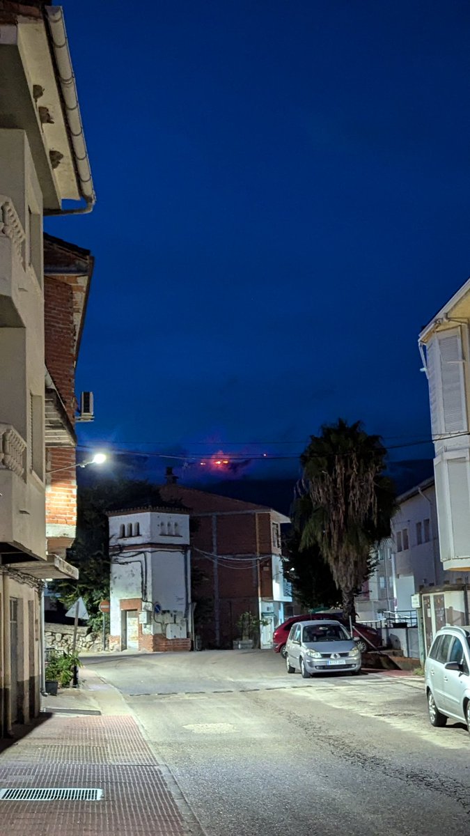 Incendio en la Sierra de Gredos desde Madrigal de la Vera. Se localiza al oeste de los Hermanitos de Tejea.
<a href="/El_Batefuegos/">El Batefuegos 🔥</a> <a href="/BomForExt/">Javier Plaza Velázquez</a> <a href="/PLANINFOEX/">INFOEX</a> 

Siempre igual cada vez que dan lluvias  🤬