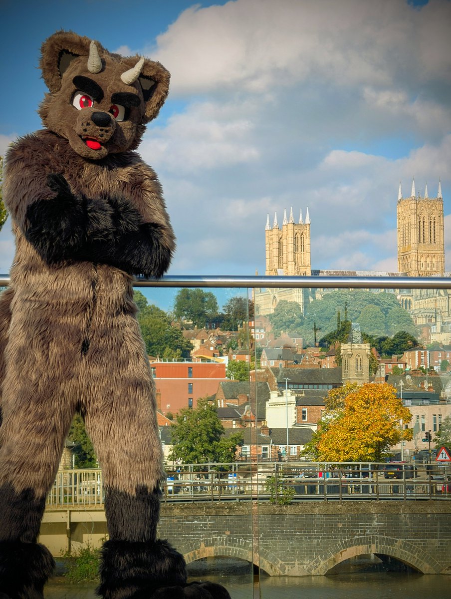 Finally went outside in suit and joined the local fur meet!! These furries have some stunning cameras...

LOOK HOW FLUFFY I AM!!!
The architecture is kinda ok too i guess
📸 - <a href="/cyandrix/">Cyandrix</a>