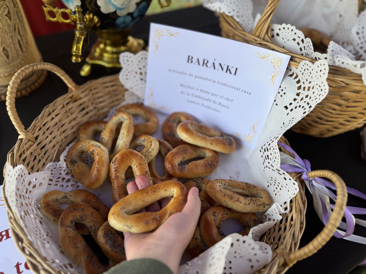 EmbRusChile's tweet photo. 🇷🇺🫖🥯 Los visitantes fueron agasajados con té de un “#samovar” con “#baranki” – artículos de panadería típica rusa hechas a mano según una antigua receta rusa por el Chef de la #Embajada Andrei Ponkratov. https://t.co/bUX279hY72