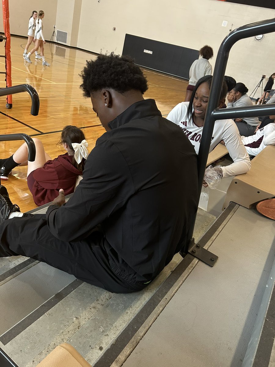 MamaTron210's tweet photo. This is that bond right here. This boy just flew back from Oregon this morning and made it to his little sister's @JamirLucky7 Volleyball game to wrap her rolled ankle and see her off to homecoming 🥺 I love my kids so much! 🤞🏾💗Super big brother @NickMarsh_11 https://t.co/4DQ65p04DB