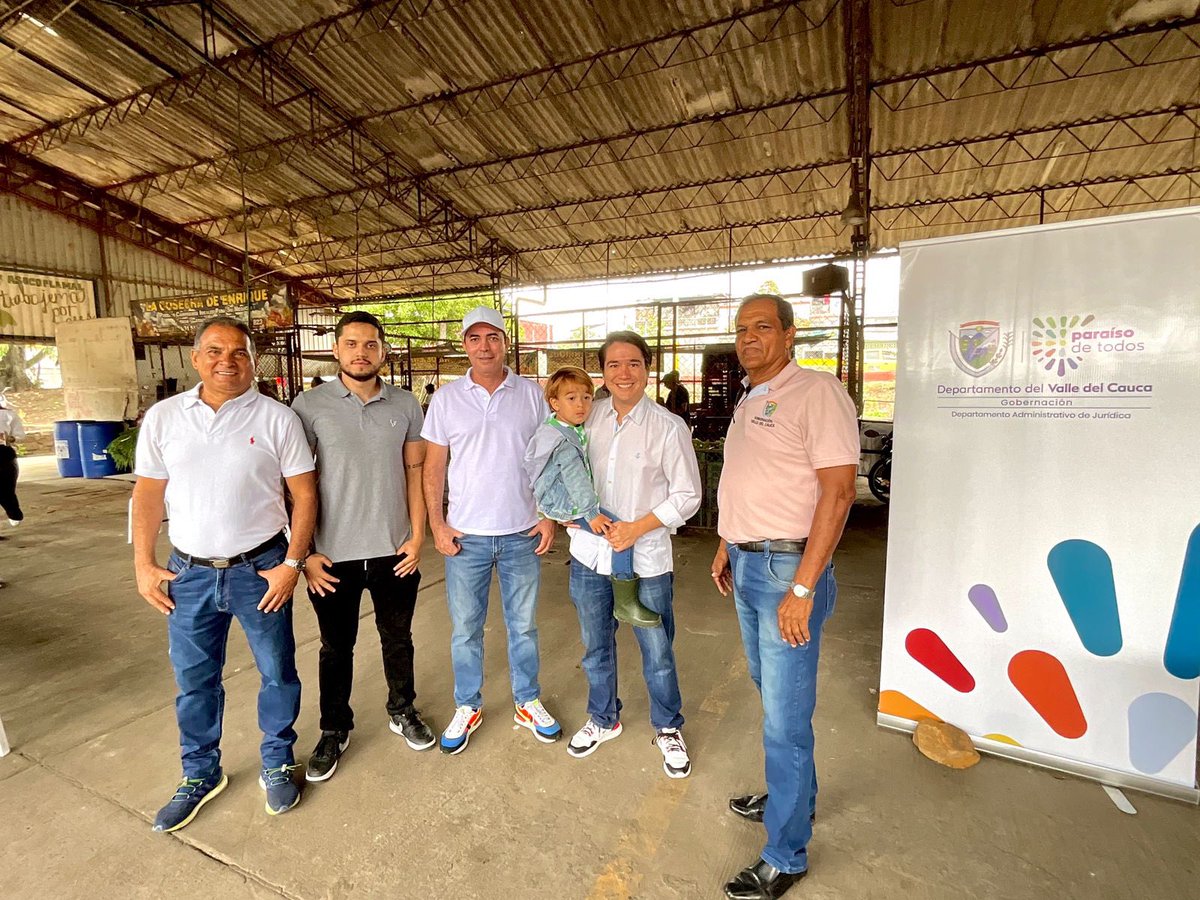 Nuestro secretario <a href="/OscarEVivasA/">Oscar Eduardo Vivas Astudillo</a> acompañó a la gobernadora <a href="/DilianFrancisca/">Dilian Francisca T.</a> en la plaza de mercado Alfonso López, donde se destacó el impacto de ValleINNMás, una versión evolucionada del programa que apoya el emprendimiento y los pequeños negocios. Pendiente a las convocatorias📝