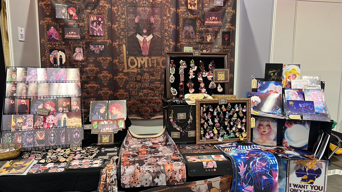 MY BOOTH AT ZURICH POP CON I AM VERY PROOUD SLSBSKD
The pics aren’t the best, i have yet to make new ones