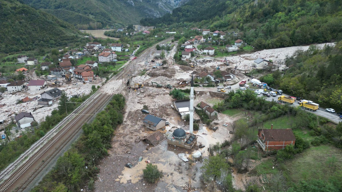 MehmetNuriErsoy's tweet photo. Dost ve kardeş Bosna-Hersek'te meydana gelen yoğun yağışların ve toprak kaymasının neden olduğu felakette hayatını kaybedenlere Allah'tan rahmet, yaralı kardeşlerimize acil şifalar diliyorum.

Ülkemizden ilk olarak Türk İşbirliği ve Koordinasyon Ajansı Başkanlığımız (@Tika_Turkiye) aracılığıyla gıda ve hijyen malzemelerinden oluşan yardım paketlerimiz ihtiyaç sahibi ailelere ulaştırılıyor.

Bugün Bosna-Hersek'te yarın dünyanın herhangi bir köşesinde yardıma muhtaç mazlumlara ve ihtiyaç sahiplerine Türkiye’nin yardım eli uzanmaya devam edecek.

Geçmiş olsun Bosna-Hersek! 🇹🇷🤝🇧🇦