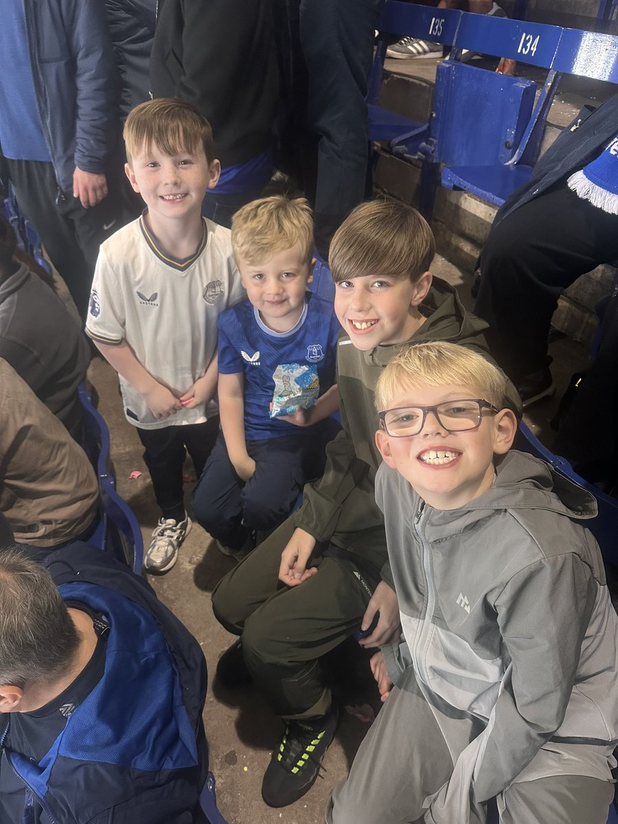 AdamDoyle_88's tweet photo. Debut at the old lady for the little man take the point and move on 💙 https://t.co/54VNptwg2Z