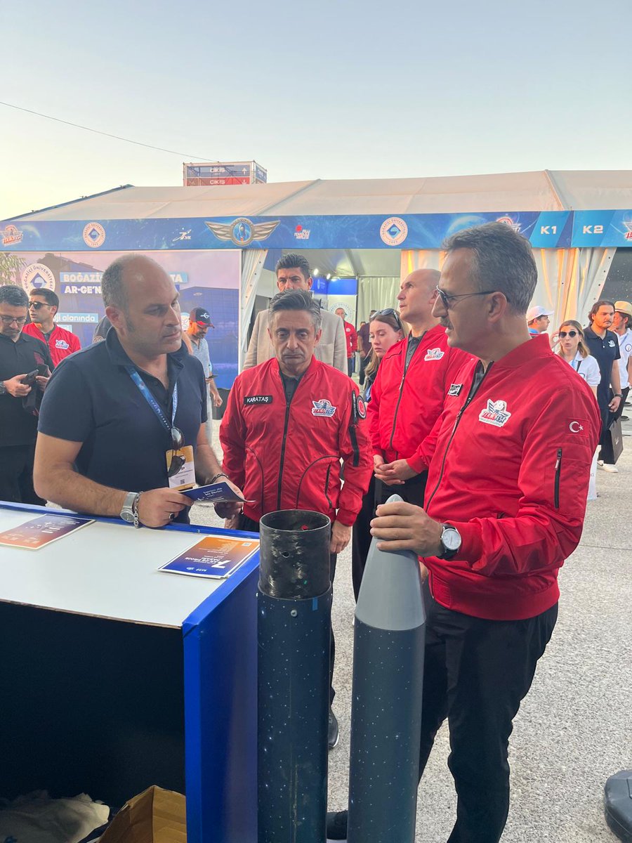 buptogk's tweet photo. 🚀 Savunma Sanayii Başkanı Prof. Dr. Haluk Görgün'e BARÜ sergi alanında @teknofest takımlarımızın faaliyetleri ve Uluslararası 7️⃣. Ar-Ge Proje Pazarı hakkında bilgi verildi. Nazik ziyareti ve ilgisi için kendisine teşekkür ederiz 🙏🏻
@halukgorgun 
@SavunmaSanayii https://t.co/SuctGr0rId