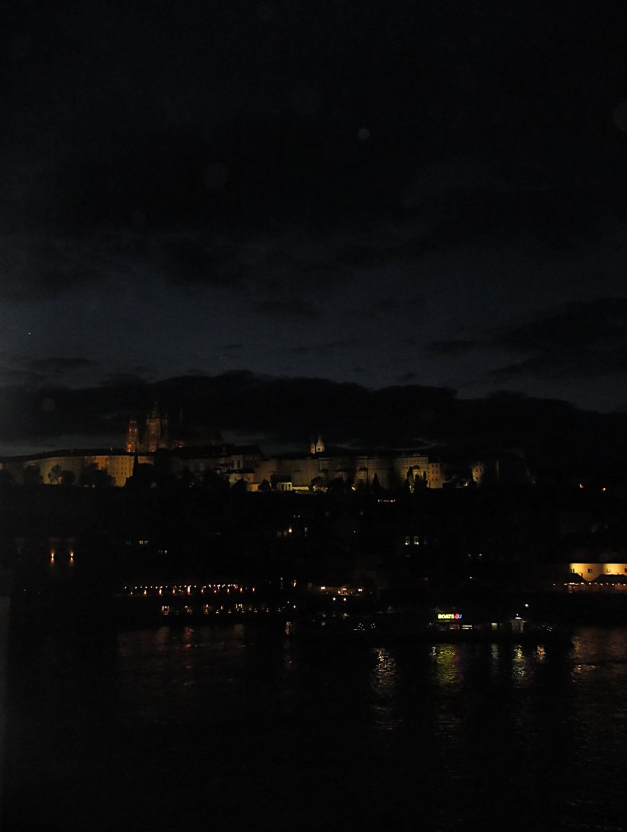 AstroAruon's tweet photo. Charles bridge, Prague 🖤 https://t.co/rTNkSNH7Gx
