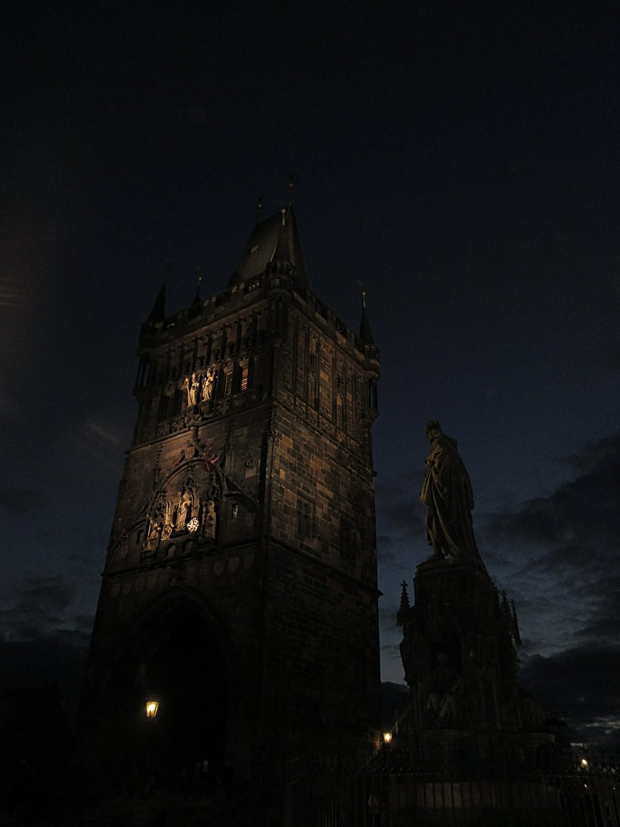 AstroAruon's tweet photo. Charles bridge, Prague 🖤 https://t.co/rTNkSNH7Gx