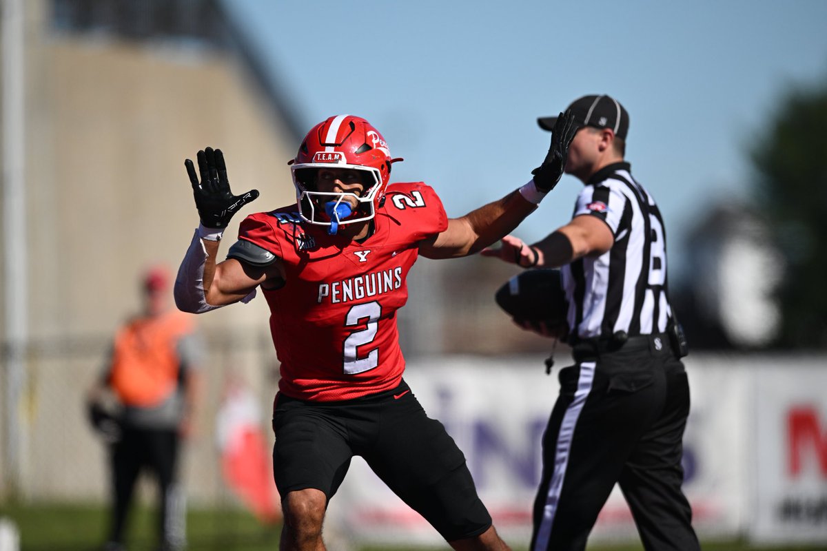 Ethan Wright punches in his 2nd TD of the day and pushes the Penguins lead to 21! #GoGuins

🐧: 21
🍁: 0