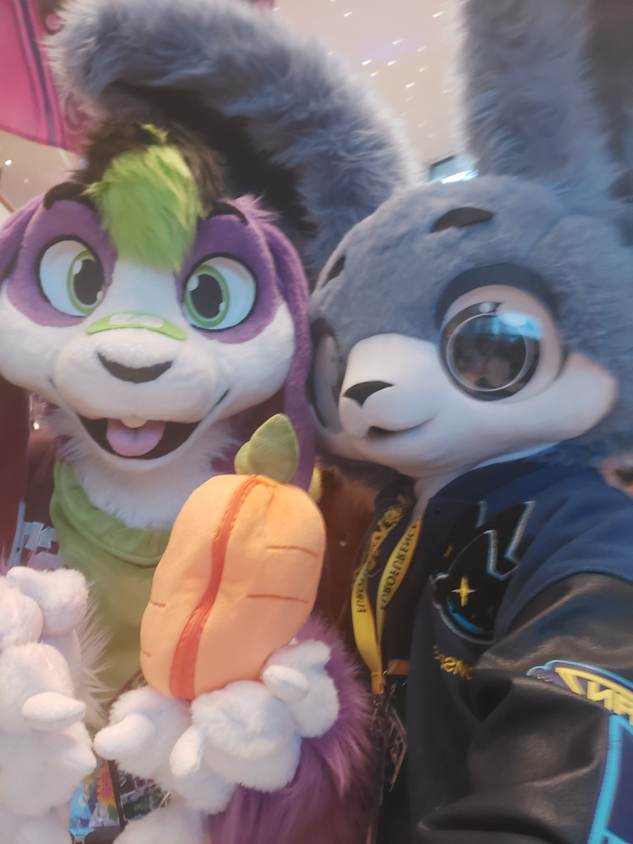More #EF28 selfies with super adorable cuties that I found! &lt;3
(📸in order)
🐈 <a href="/dennipoes/">Denni</a> 
🐲 <a href="/ReikoAldrakar/">I moved to @reikoaldrakar.bsky.social</a>
🐇 <a href="/fonsthebun/">Fons 🐰🎸</a>
🐇 <a href="/MaxettoBuni/">Maxetto | 🔜 TFI 🔜 EAST 🔜 GLC</a>

#furry #fursuit