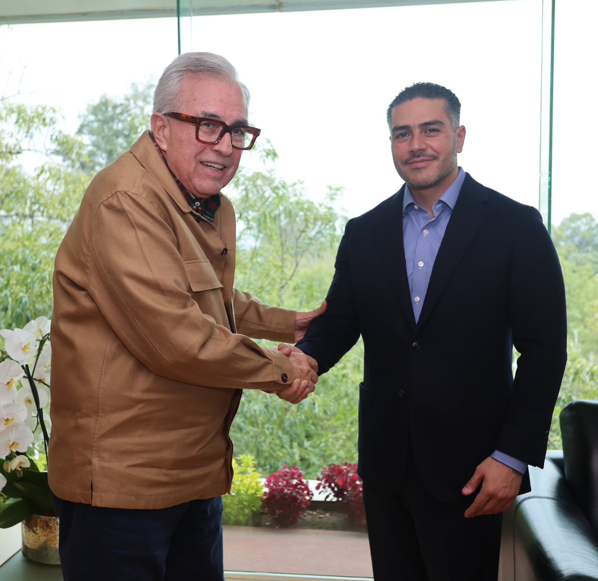 Me reuní en la <a href="/SSPCMexico/">Secretaría de Seguridad y Protección Ciudadana</a> en la Ciudad de México con el Dr. <a href="/OHarfuch/">Omar H Garcia Harfuch</a>. Conversamos ampliamente sobre la situación de seguridad de Sinaloa. A propuesta del Srio. exploramos la posibilidad de que el gabinete de seguridad del <a href="/GobiernoMX/">Gobierno de México</a> sesione en Sinaloa en próximas fechas.