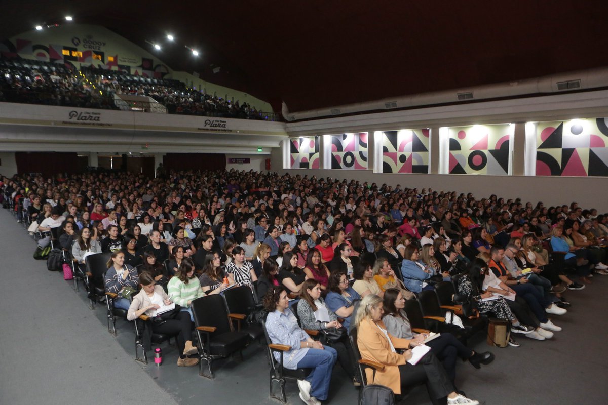 TadeoGZ's tweet photo. Un Teatro Plaza colmado de directivos y docentes que participaron de la jornada "El Juego y el Lenguaje en los primeros años" de @PatriciaSarle 👏👏
Gracias por compartir este encuentro y bienvenida a #Mendoza. https://t.co/y5O00NqkbV