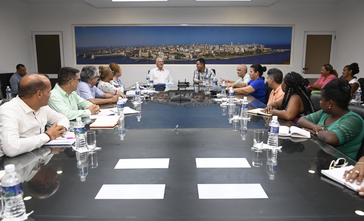 🗣️| El mandatario fue informado del apoyo que está recibiendo el municipio del <a href="/MINCOMCuba/">Ministerio de Comunicaciones Cuba</a> y del <a href="/MEP_CUBA/">Ministerio de Economía y Planificación de Cuba</a>, así como del Departamento de Atención a los Servicios del Comité Central, para la recogida de basura, el embellecimiento de calles, avenidas, parques e instituciones.