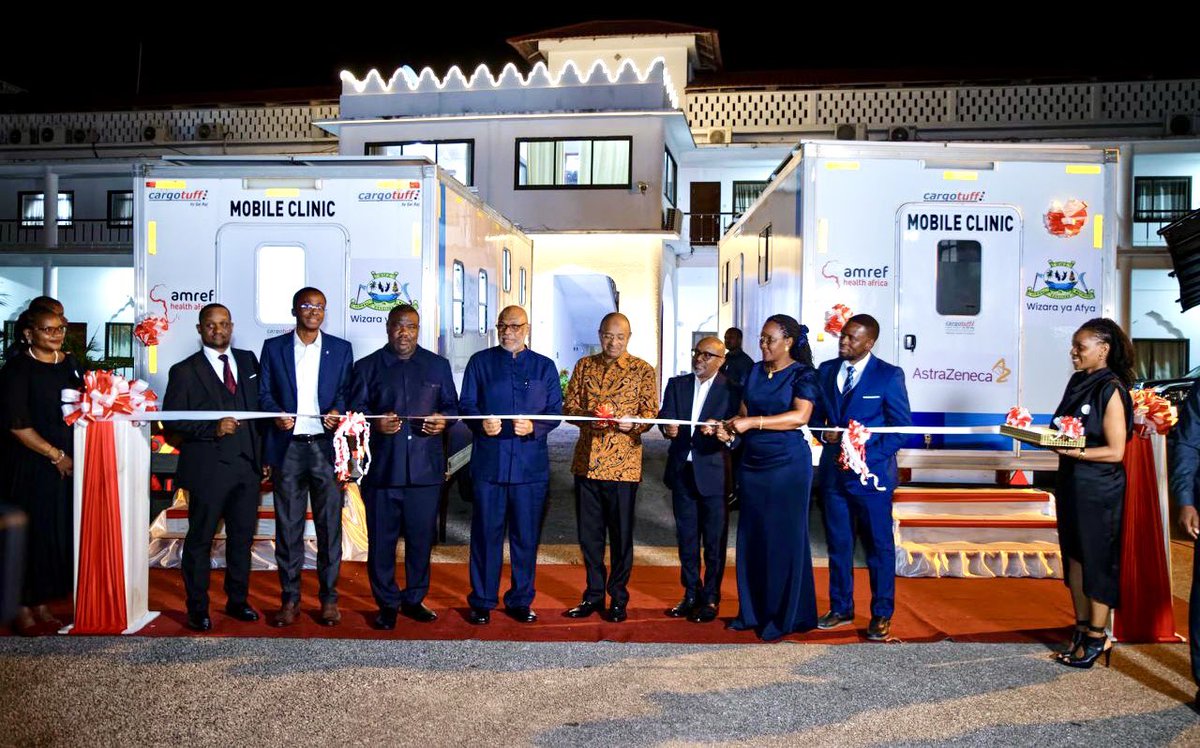 DrFlo6's tweet image. Ninamshukuru sana Mh. Rais wa Zanzibar na Mwenyekiti  wa Baraza la Mapinduzi Mhe. @DrHmwinyi kwa kuongoza  hafla ya shukrani kwa wadhamini na wadau wa kampeni ya #Uzazinimaisha ya @AmrefTanzania ikishirikiana na @mohznz1 na @AbsaTanzania  ktk kuimarisha  afya ya mama na mtoto