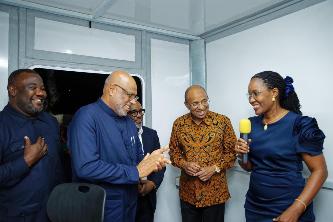 DrFlo6's tweet image. Ninamshukuru sana Mh. Rais wa Zanzibar na Mwenyekiti  wa Baraza la Mapinduzi Mhe. @DrHmwinyi kwa kuongoza  hafla ya shukrani kwa wadhamini na wadau wa kampeni ya #Uzazinimaisha ya @AmrefTanzania ikishirikiana na @mohznz1 na @AbsaTanzania  ktk kuimarisha  afya ya mama na mtoto