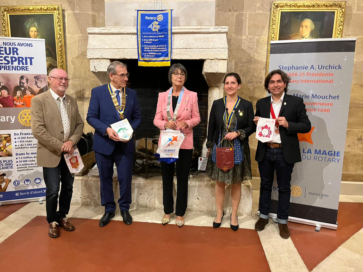StGrondin33's tweet photo. Merci au Rotary Club Léognan La Brède Montesquieu pour son invitation à participer à la soirée en l'honneur de la gouverneure du Rotary International - District 1690, Mme Anne-Marie Mouchet.
Une belle soirée dans un site magnifique, le Domaine de Chevalier 🍷🍇 https://t.co/3Cdl1mTVGS