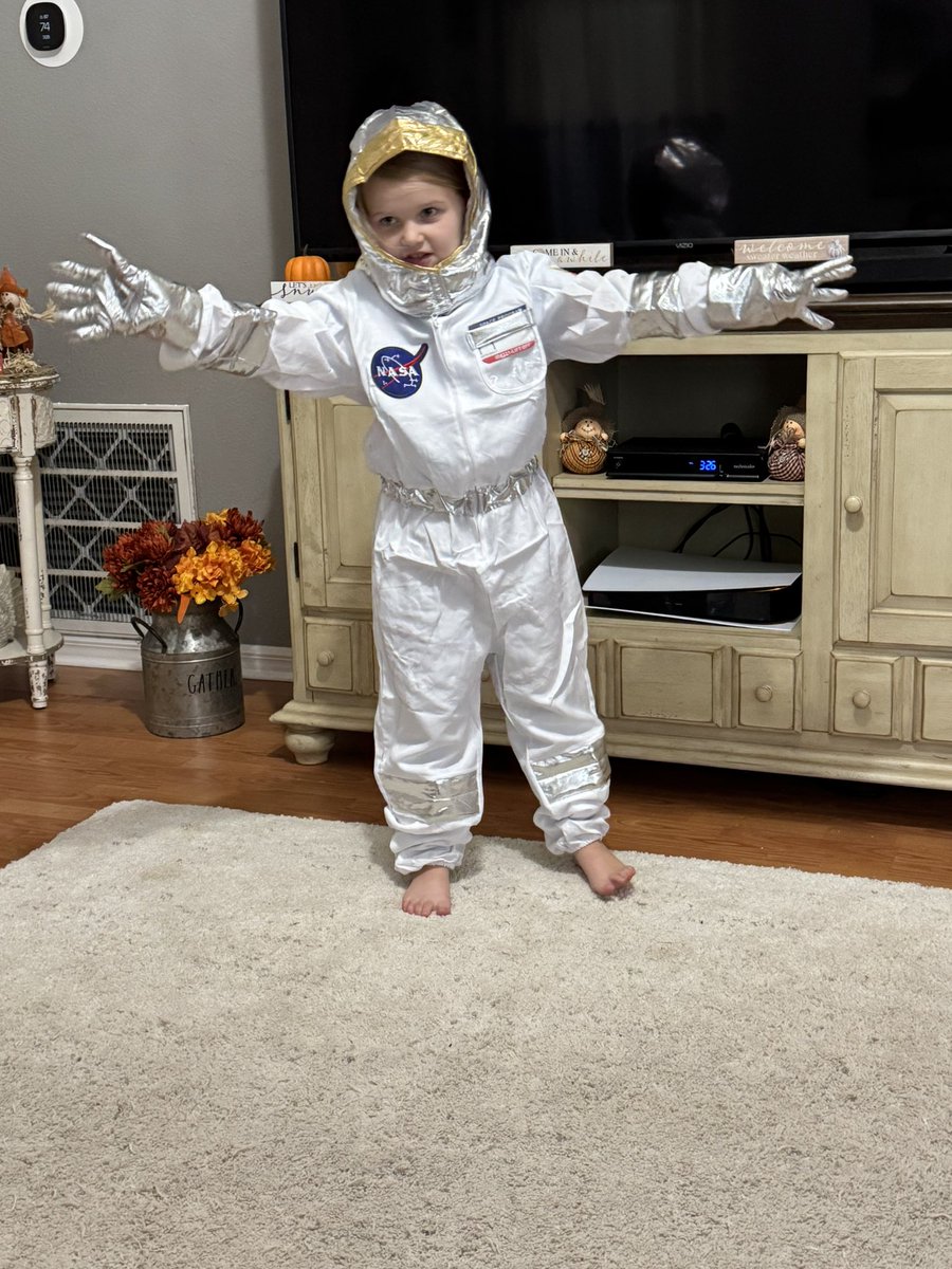 native813's tweet photo. @elonmusk my granddaughter wants to be a space x astronaut. https://t.co/0iW0Oh7IFX