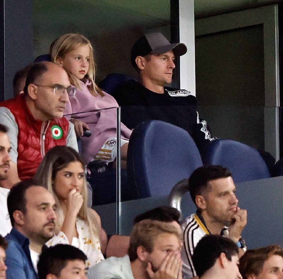 YihiRM's tweet image. Que alguien coja de los pelos a Kroos y lo tire en el campo, por favor. Es necesario