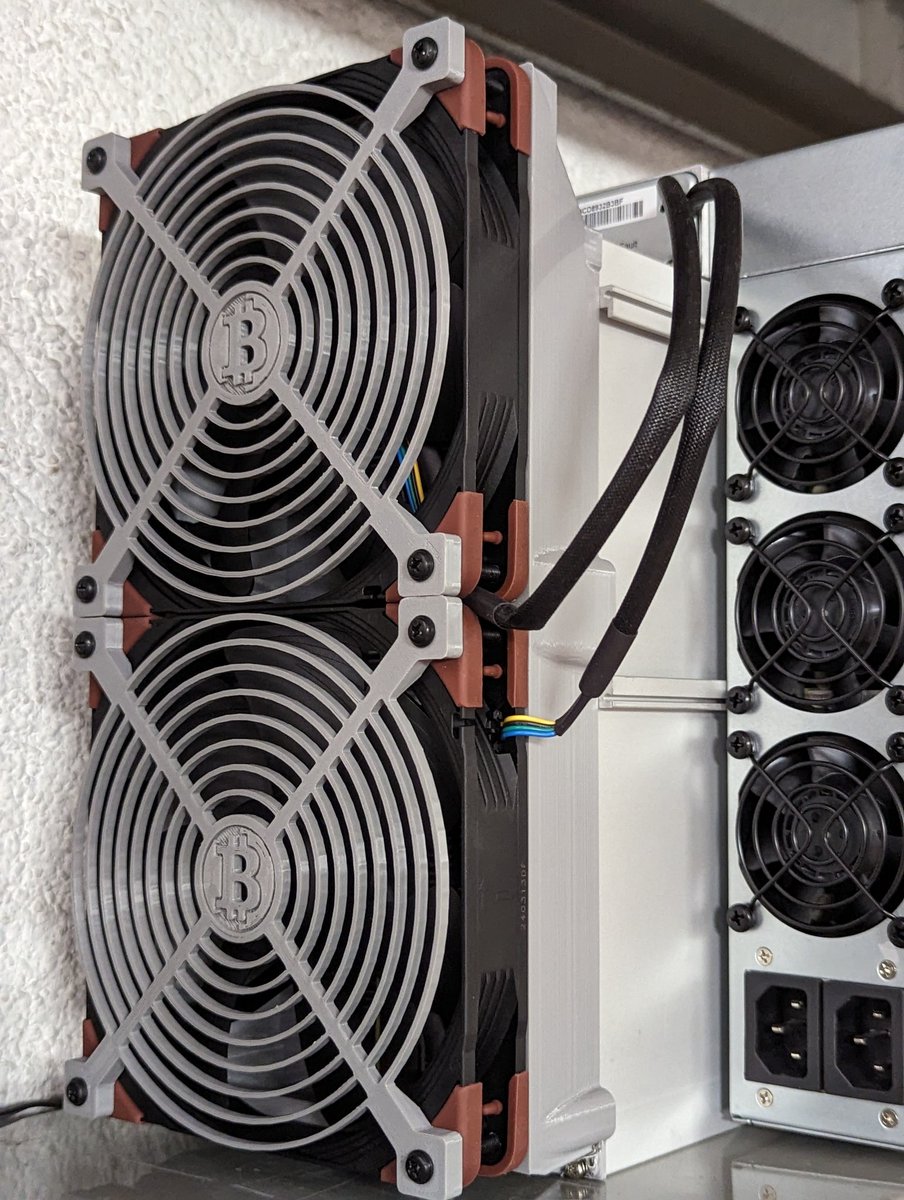 Este es mi A2140 de <a href="/N21PoW/">Natio21</a> 
&gt; Es un s19kpro de 120TH, con ventiladores modificados y funcionando con LuxOS.
Lo increíble es que apenas hace ruido. 

Después de haber lidiado con el sonido de los ASICs desde 2018 el A2140 es un delicioso sinsentido