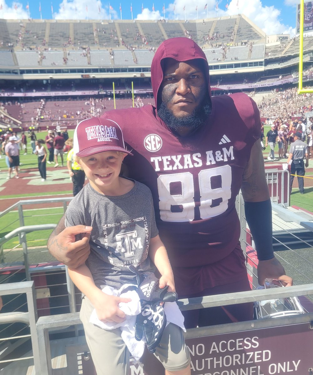 Coach Orr (@orr_jblaine) on Twitter photo U made Jakson's day <a href="/Samu4T/">Samu Taumanupepe ✌︎</a>!!!
Missed ya <a href="/KamDewberry/">KAM DEWBERRY ✞</a>. U left on the wrong side of the tunnel. Lol U made Jakson's day <a href="/Samu4T/">Samu Taumanupepe ✌︎</a>!!!
Missed ya <a href="/KamDewberry/">KAM DEWBERRY ✞</a>. U left on the wrong side of the tunnel. Lol