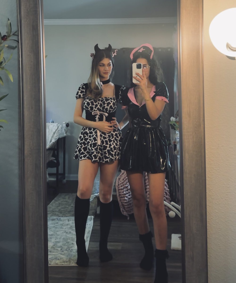 Beautoriaa's tweet image. We’re liveeeee!!!!!! 
If we hit our sub goal we’ll wear our costumes on stream 😳🙌🙌
twitch.tv/Beautoria