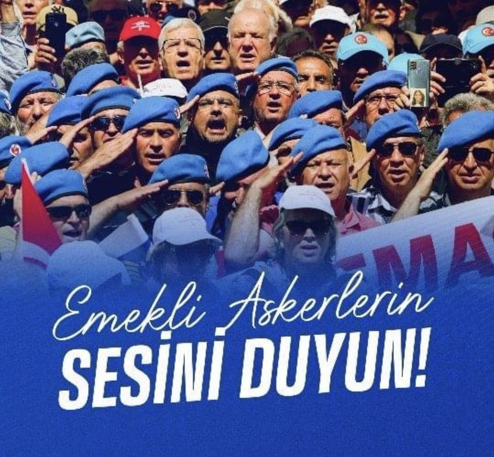 Efe19May1919's tweet photo. Astsubaylar gündüz elinde fenerle adaleti arar hale geldi artık!
#AstsubayaAdaletYürüyüşü https://t.co/GMimWJNkk8