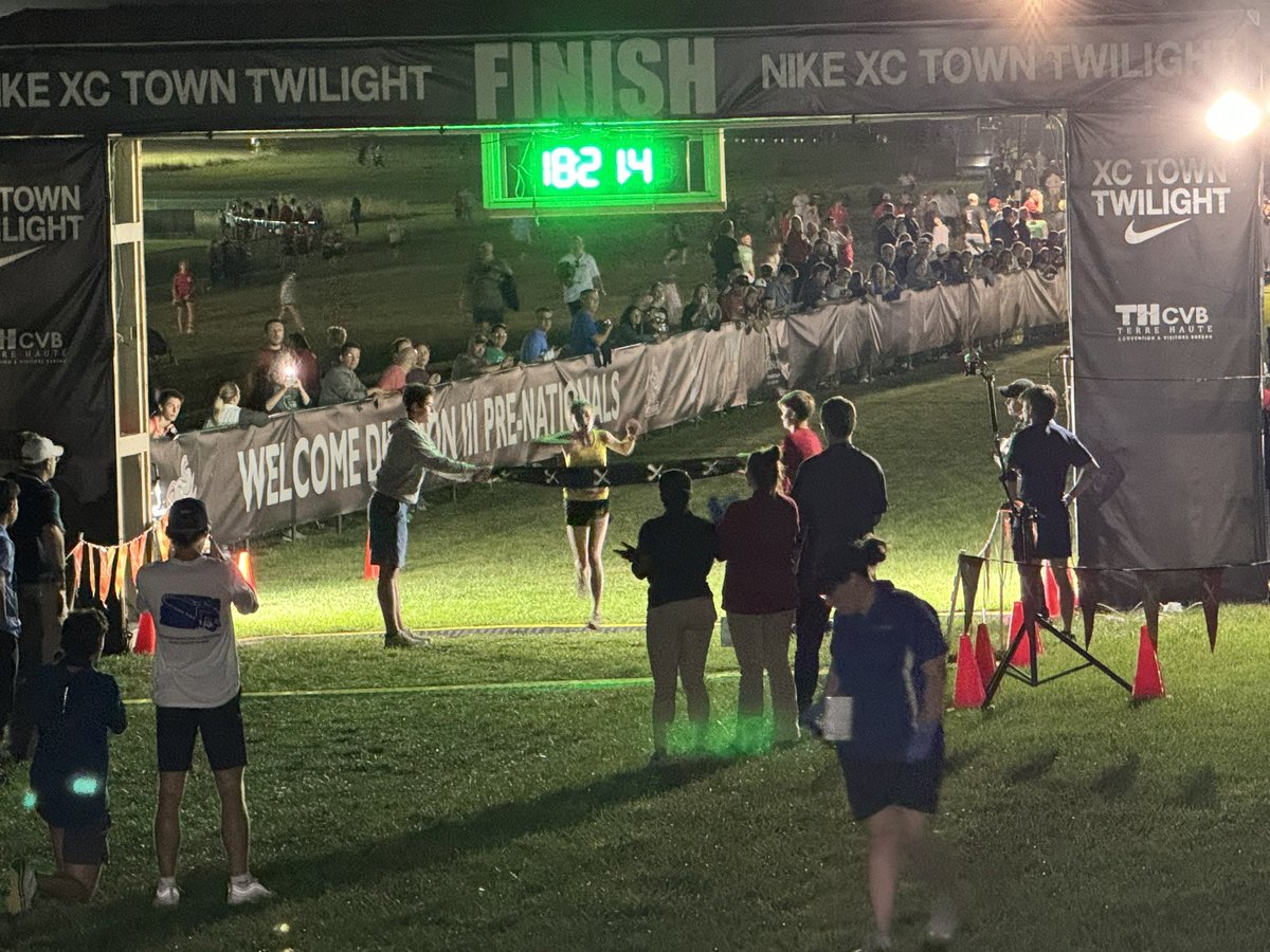 scott_orr's tweet photo. @WoodmenXCTF @lavern_gibsonXC Lily’s run was amazing. Took this pic at the finish https://t.co/OShUJUWReh