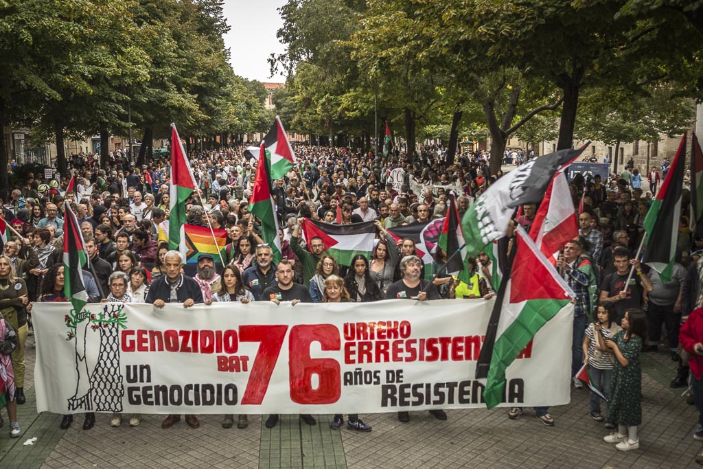 [ARGAZKIALK] Miles de personas se manifiestan en Iruñea a favor del pueblo palestino.
Critican el doble juego del Estado español, que reconoce a Palestina y sigue comerciando con Israel. ekinklik.org/es/ultimas-cob…
#PalestinaAskatu #boicotisrael