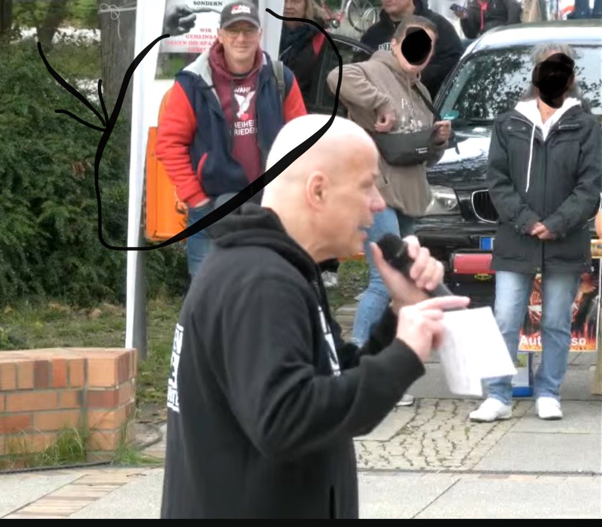 DerNorb's tweet photo. @evidenz_mwd @gtorges Reiner #Weschke, der Antisemit aus #Teterow, heute in #Berlin mit Neonazi Sven #Streck und verurteiltem Volksverhetzer Ralph #Bühler am Start.
https://t.co/gEWfvAL4bq
Man muss schon konstatieren, dass in #Teterow jeden Montag vor dem Rathaus Nazipack am Start ist. 🤢 https://t.co/FRXSjmu04V
