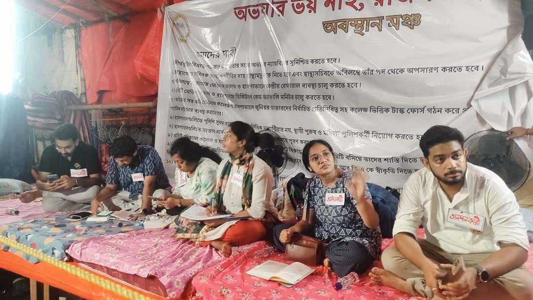 Six representatives of the Junior Doctors on indefinite hunger strike. Here is why. Demands were not met after repeated pleas to the State. Junior doctors even called off their ceasework after assurance that the demands would be met. Let’s see what the demands are :