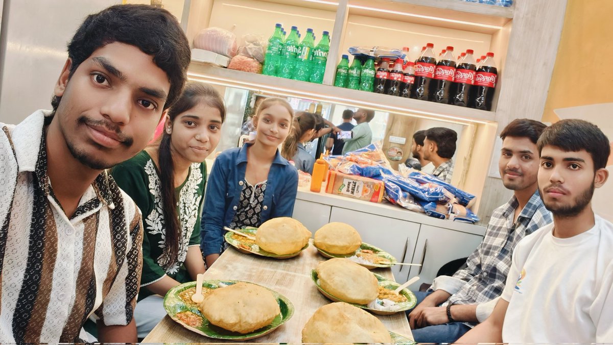 Animation_vibes's tweet image. Spent an extra 2 hours giving these &apos;little champs&apos; some extra English lessons, then treated them to this meal! #MyStudents #EnglishTutor