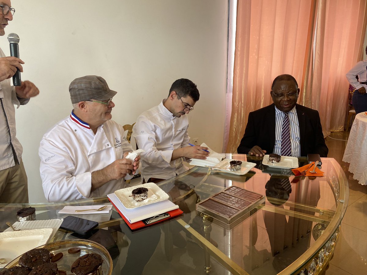 MincommerceCMR's tweet photo. 👏 Félicitations aux participants du #CHOCOPATBattle ! Le Min. @MbargaAtangana1 salue cette vitrine de l'excellence camerounaise. RDV au Salon de #Vannes où le 🇨🇲 sera à l'honneur ! 

#Mincommerce 
#Fierté 
#cacao 
#Chocolat
#Cameroun https://t.co/DOCIemAEaq