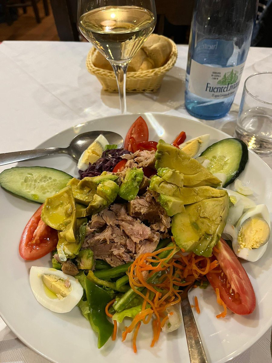 KajKunnas's tweet photo. Rakas vaimoni veivailee jo Andalucian auringon alla. Ja taas kerran ihmettelee sikäläisiä hintoja… Tankkasi tänään @ToyotaSuomi Corollansa siellä hintaan 1,33€ per litra. Ja popsi tämän illallislautasen hintaan 13,90€. Ei ihan pysy kyydissä näissä ”pilkkahinnoissa” #FinVsEsp https://t.co/DDtHriJZlS